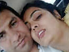 car-couple-desi-pakistani