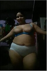 Exclusive Horny Indian Auntie Shows Her Tits