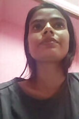 Hot Look Desi Girl Shows Boobs