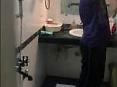 bathroom-caught-desi-girl